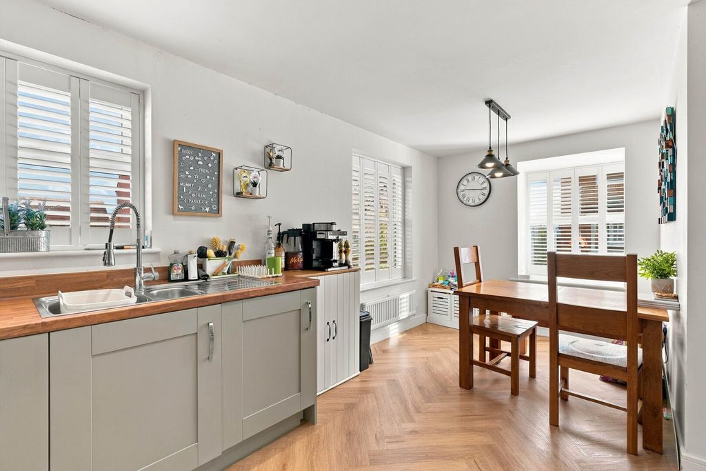 Property photo 3 of 33 Kitchen