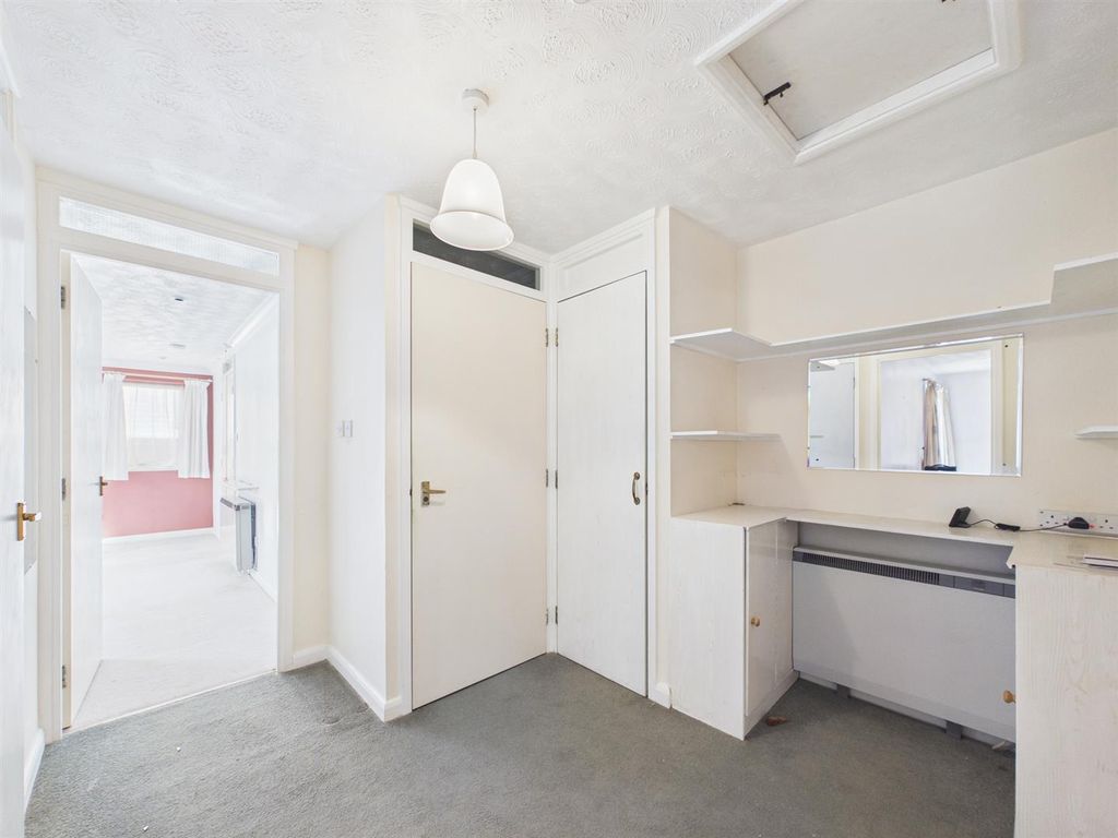 Property photo 2 of 11 Entrance Hall