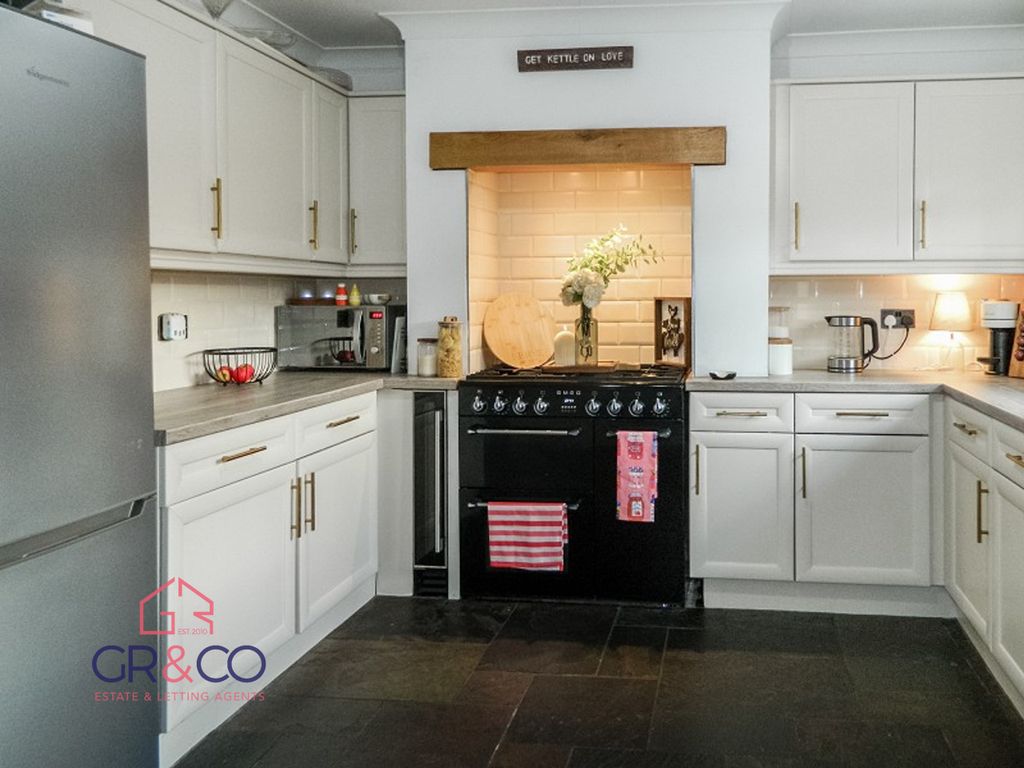 Property photo 3 of 28 Kitchen