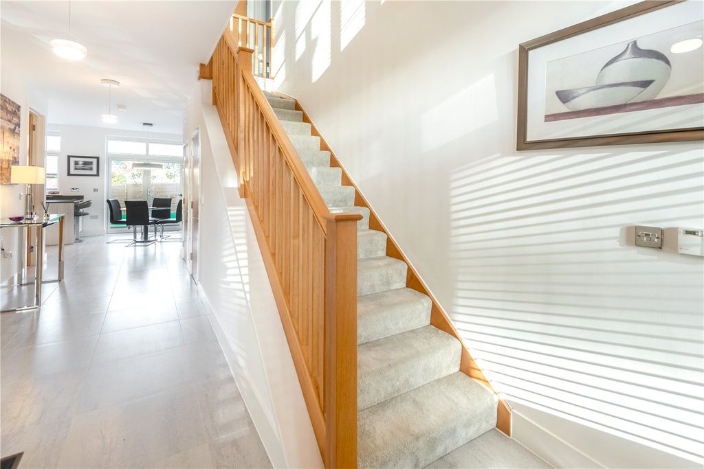 Property photo 2 of 11 Entrance Hall