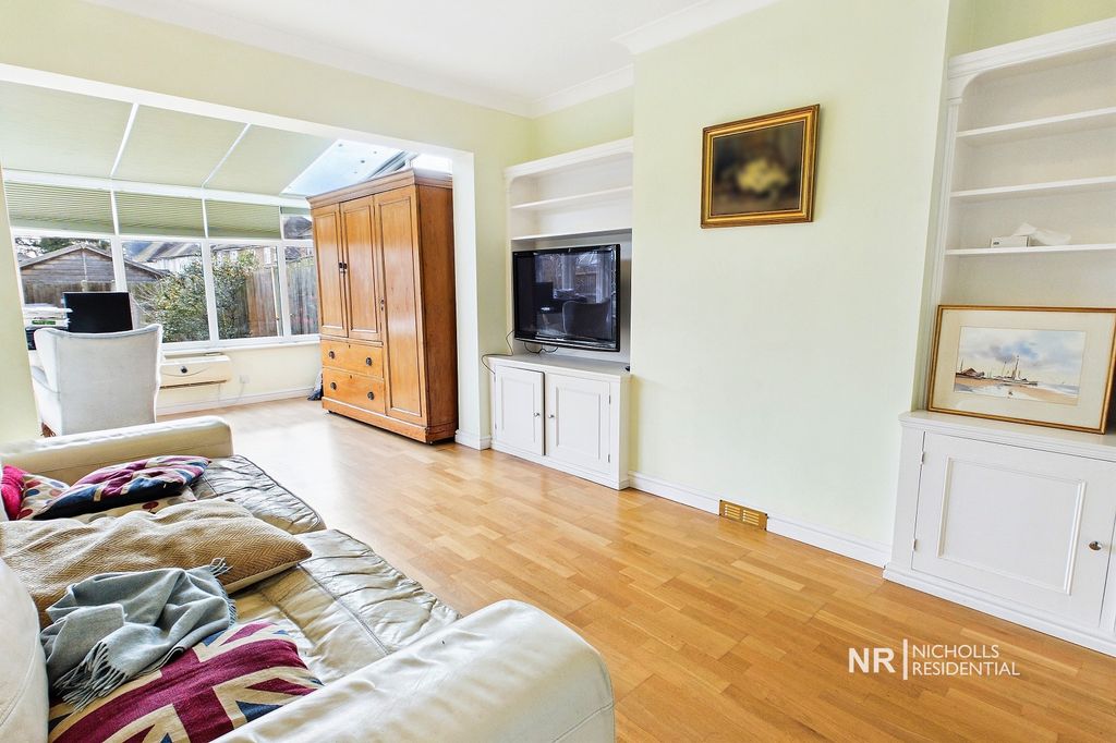 Property photo 3 of 19 Lounge