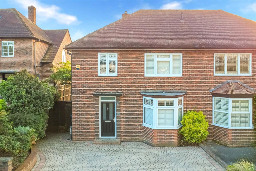 Property photo 1 of 33 Friday Hill West, E4