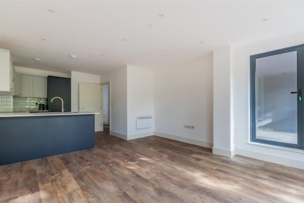 Property photo 3 of 16 14 Sophia Mews (11 Of 14).Jpg