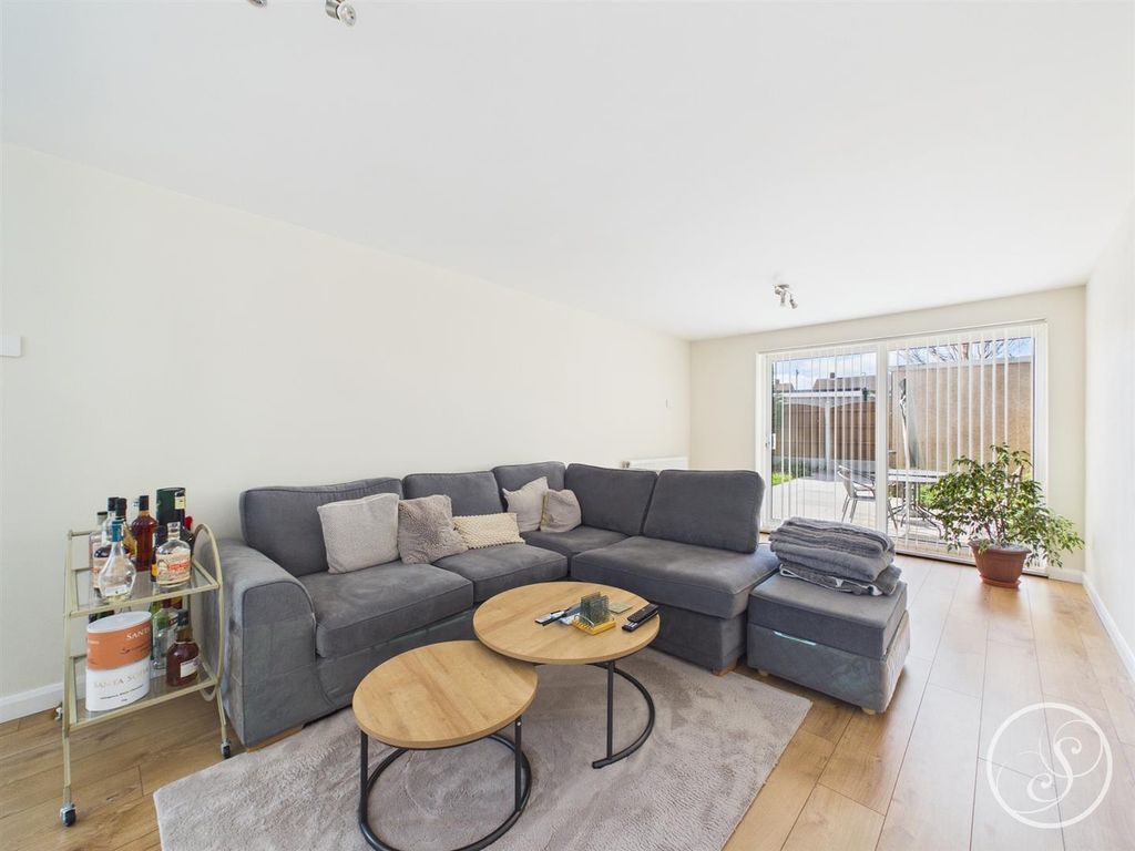 Property photo 3 of 13 Lounge