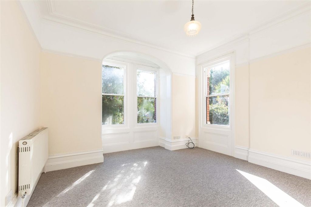 Property photo 3 of 32 3, 11 Downsview Road-18.Jpg