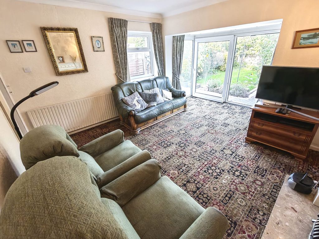 Property photo 3 of 17 Lounge B