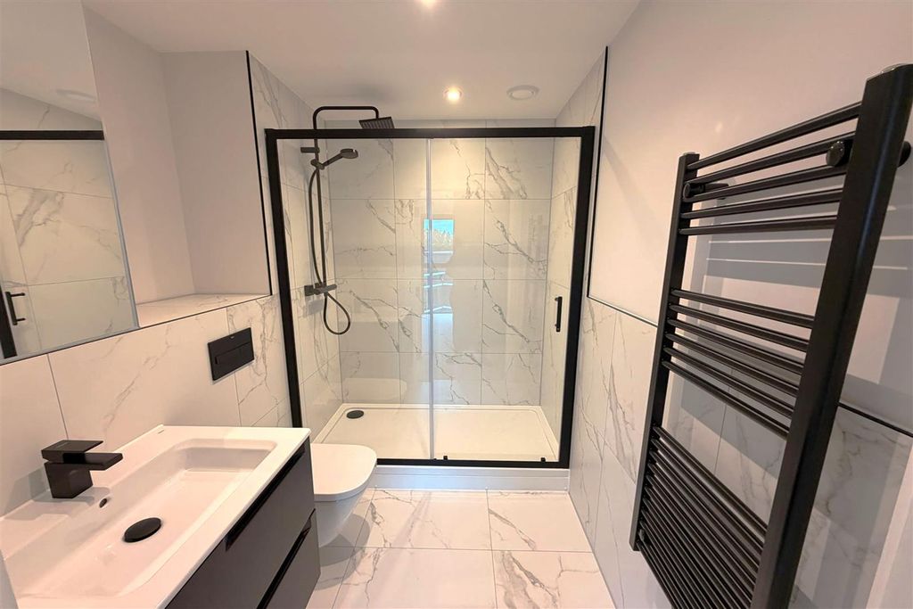 Property photo 3 of 16 En-Suite Shower Room