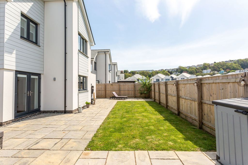 Property photo 2 of 42