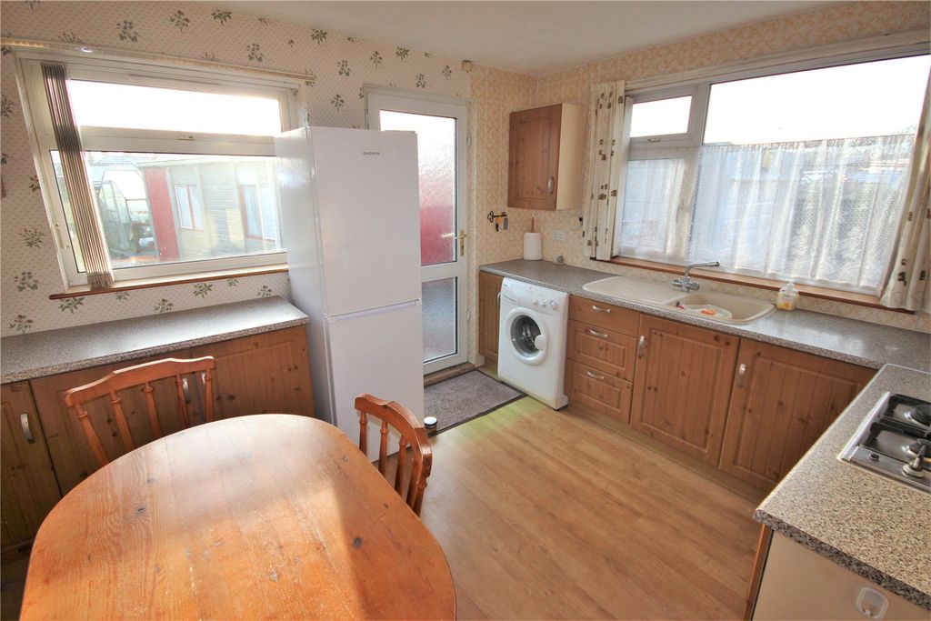 Property photo 3 of 11 Kitchen
