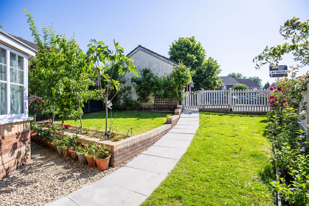 Property photo 2 of 32