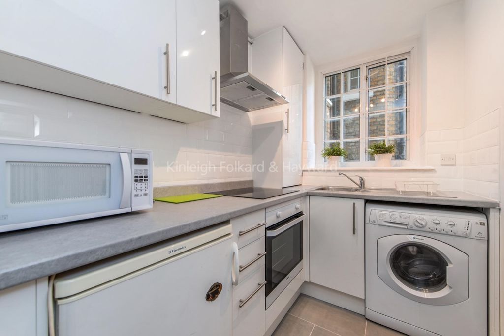 Property photo 2 of 11 Kitchen