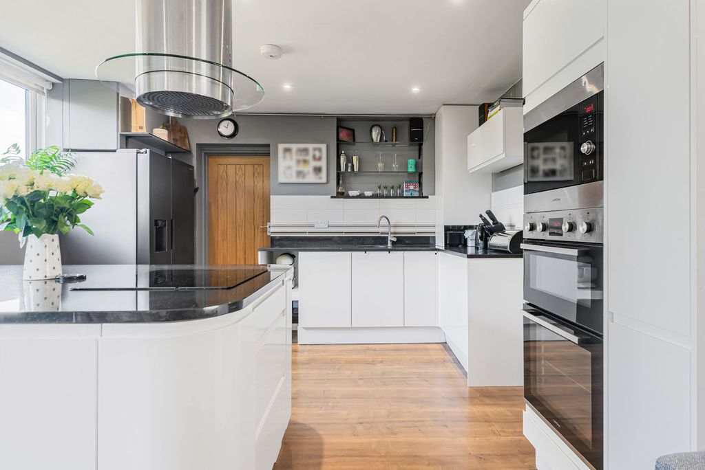 Property photo 3 of 36