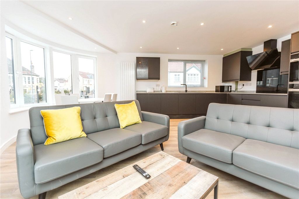 Property photo 1 of 35 Picture No. 06