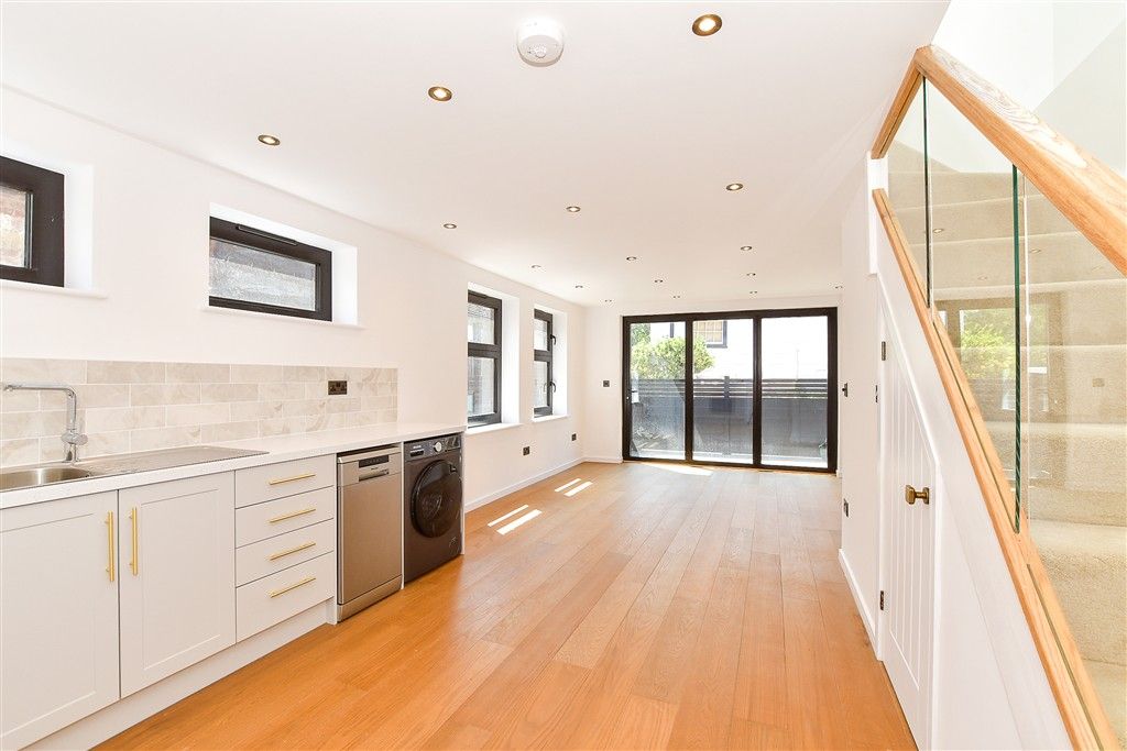Property photo 1 of 10 Lounge/ Kitchen