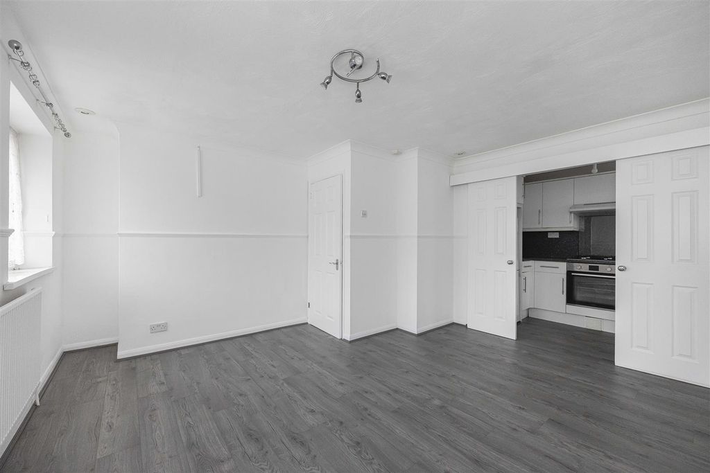 Property photo 3 of 11 3