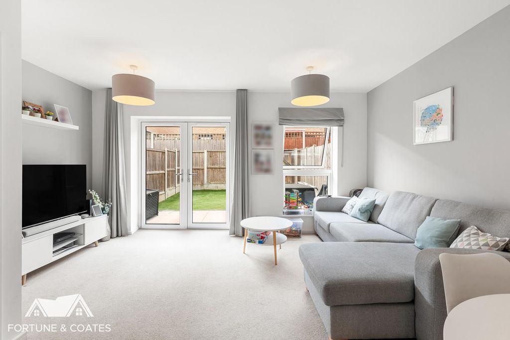 Property photo 3 of 23 Icenisquare_20.Jpg