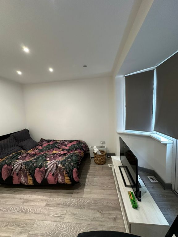 Property photo 1 of 8 Ground Floor Self Contained Studio Flat Ideal For Couple- 1200 Pcm Inclusive