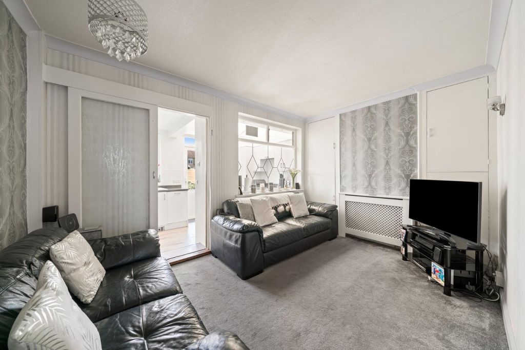 Property photo 2 of 18 5 Caravan Avenue Tw13001.Jpg