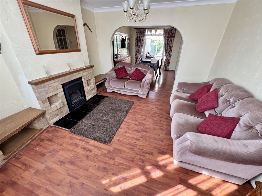 Property photo 2 of 11 Lounge