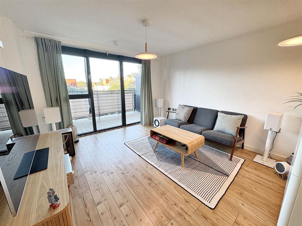 Property photo 3 of 11 Kitchen/Lounge