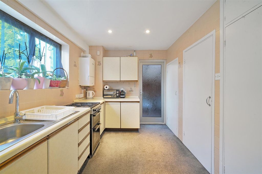 Property photo 1 of 13 11 Tunworth Close - 02Hwx3B3Rbrs1R1Es9Lu.Jpg