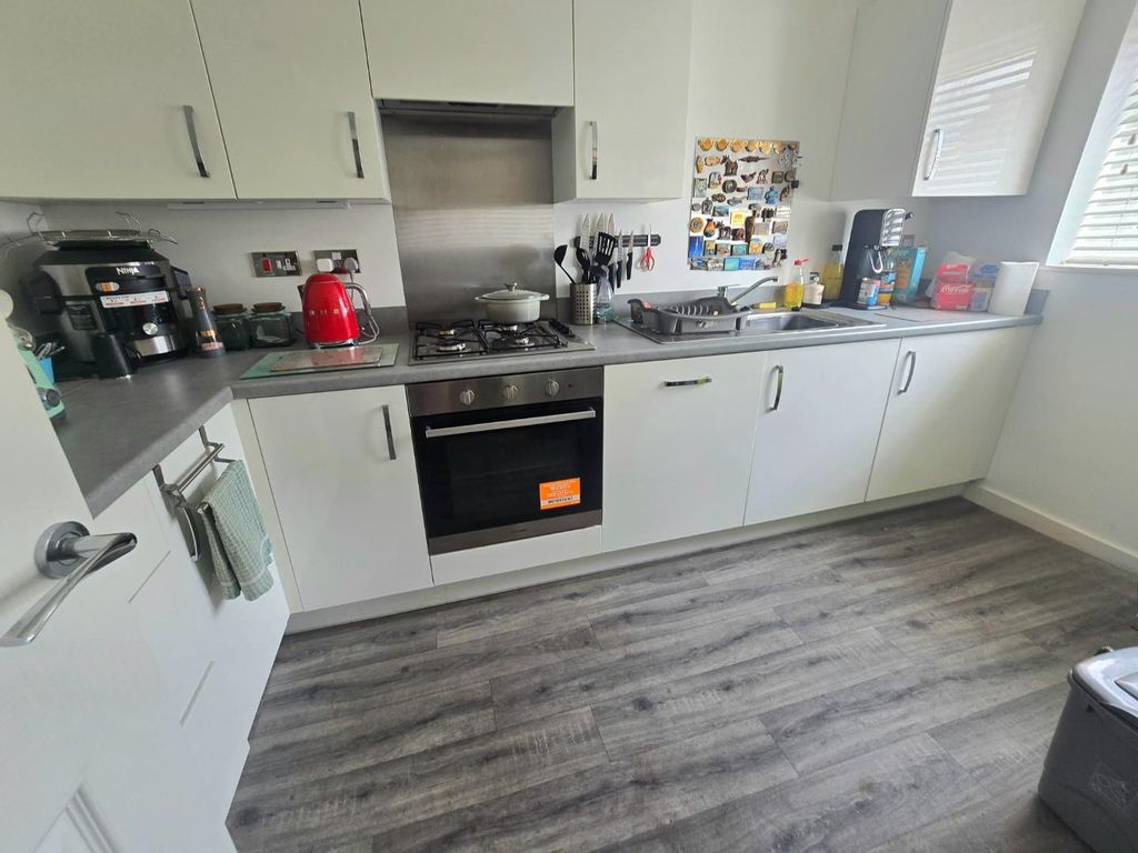 Property photo 3 of 10 Kitchen