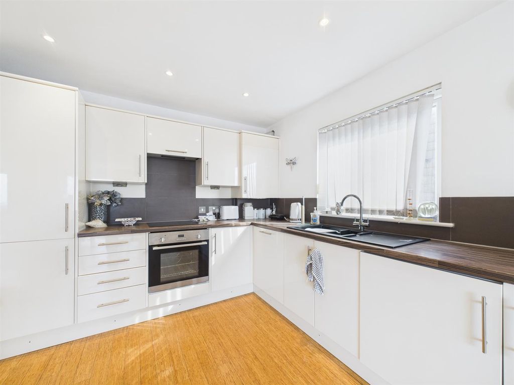 Property photo 3 of 10 Kitchen