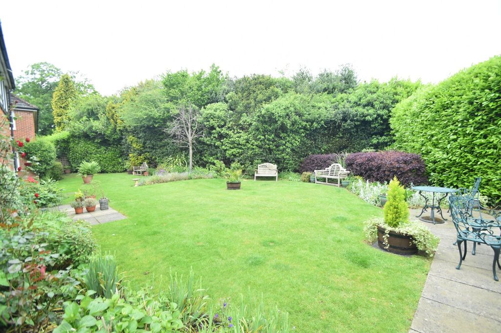 Property photo 2 of 17 Communal Gardens