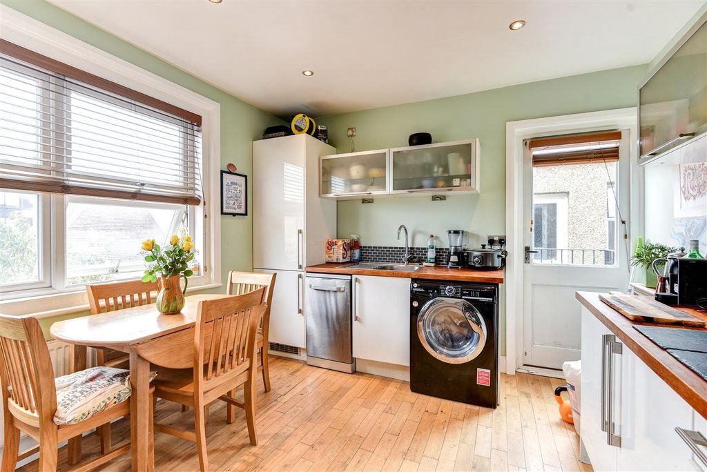 Property photo 2 of 9 Kitchen