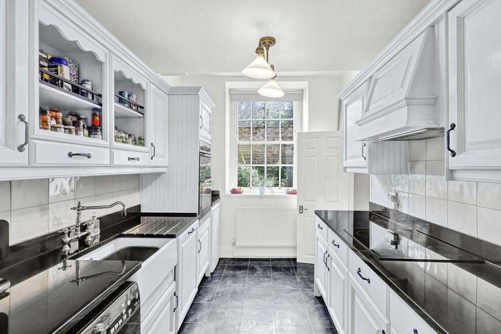 Property photo 3 of 18 Kitchen