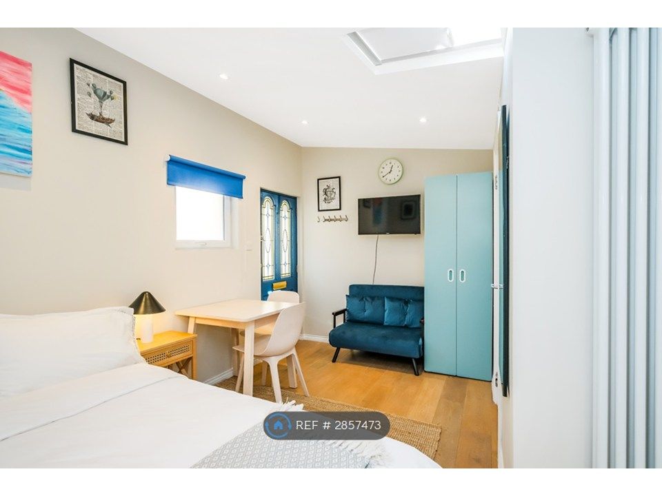 Property photo 3 of 16 Living Space