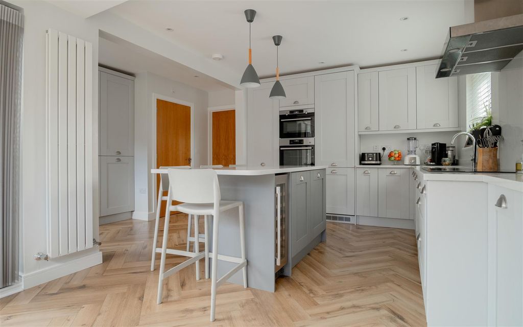 Property photo 2 of 27 The Moors, Redhill