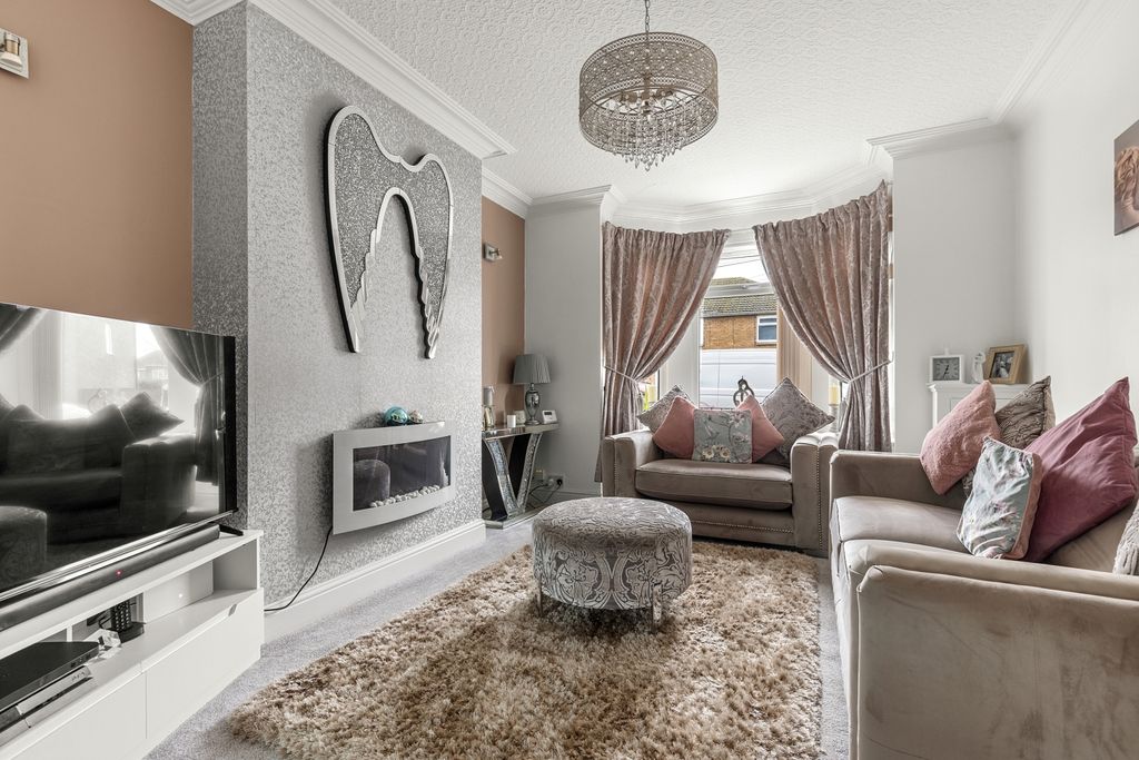 Property photo 3 of 23 Lounge