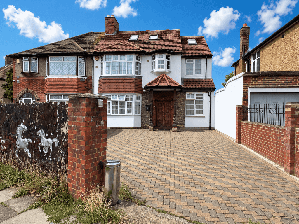 Property photo 1 of 21 6 Bed Semi-Detached House For Sale Burns Way, Hounslow Tw5