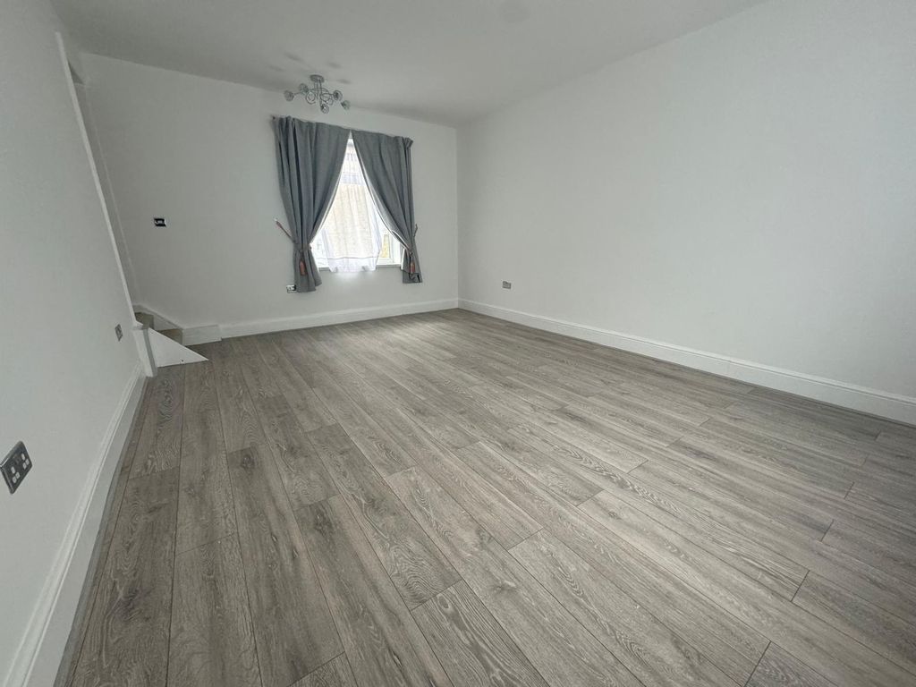 Property photo 3 of 13 Gallery