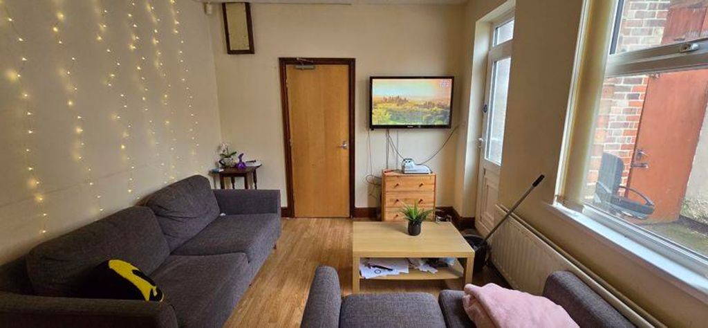 Property photo 2 of 13 A Spacious And Inviting Modern Living Room, Perfec...