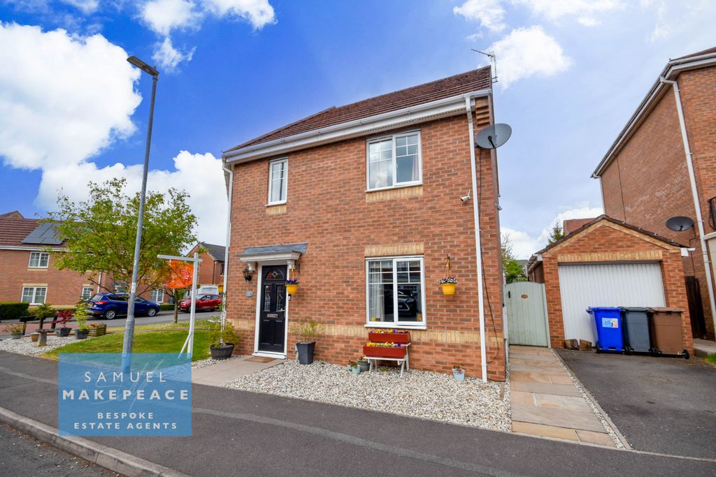 Property photo 1 of 32 Three Bedroom Semi Detached With Detached Garage