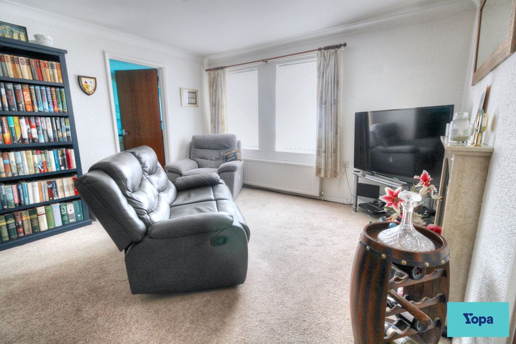 Property photo 3 of 12 Lounge
