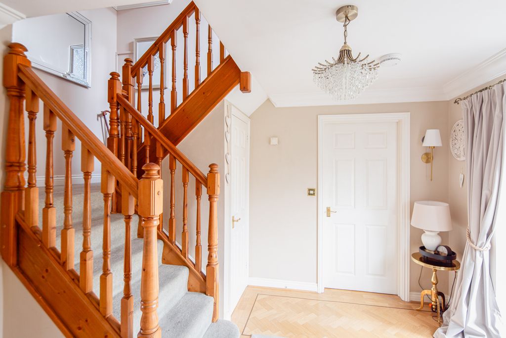 Property photo 3 of 31 Entrance Hall