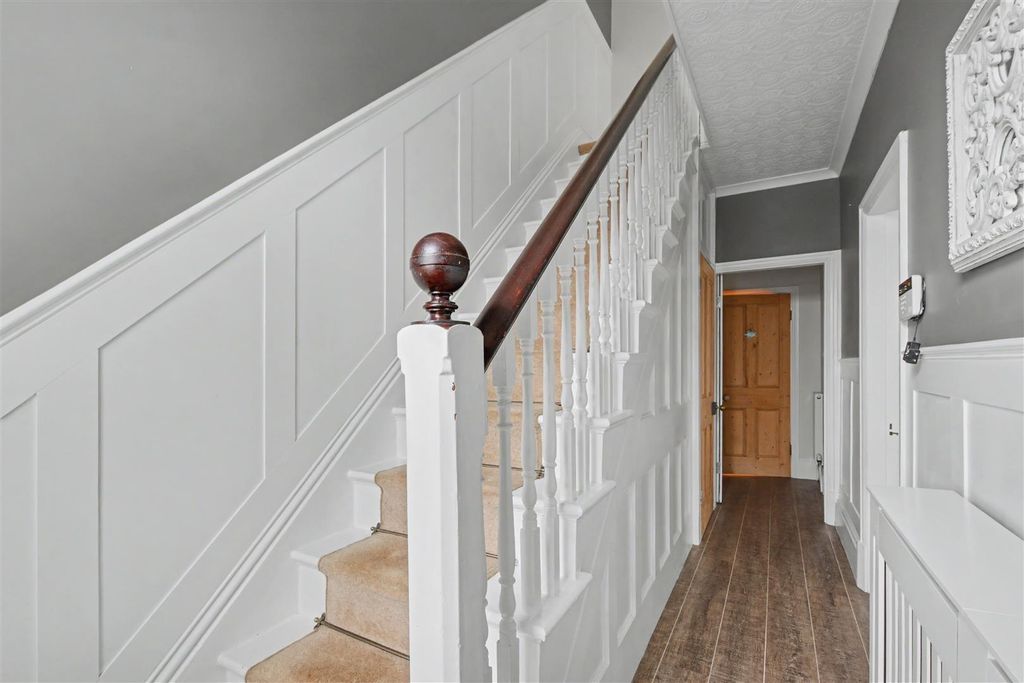 Property photo 2 of 29 Hallway.Jpeg