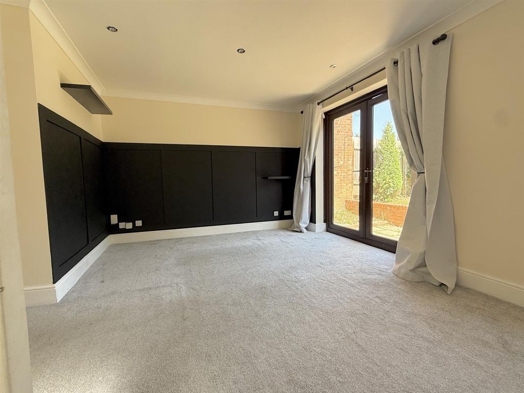 Property photo 3 of 9 Ph6.Jpg