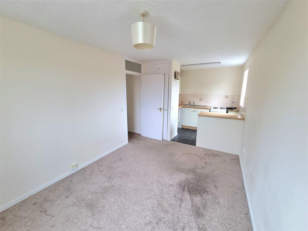 Property photo 1 of 11 Living Room