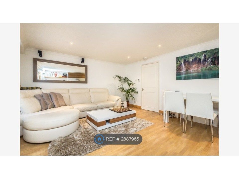 Property photo 1 of 10 Living Room