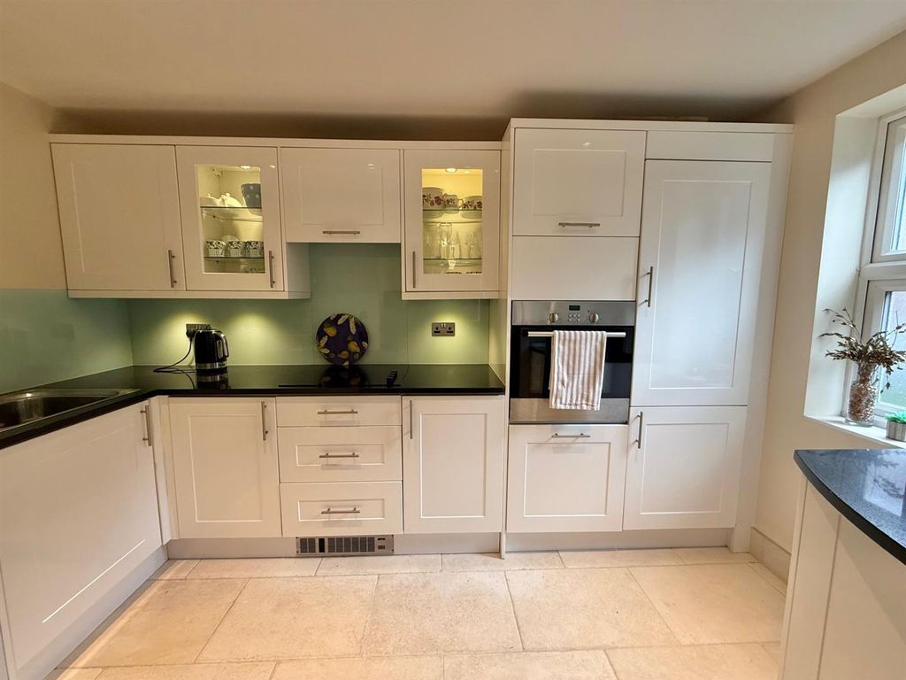 Property photo 3 of 10 Kitchen.Jpg