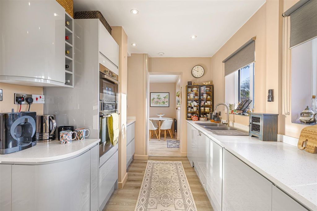 Property photo 3 of 31 Kitchen