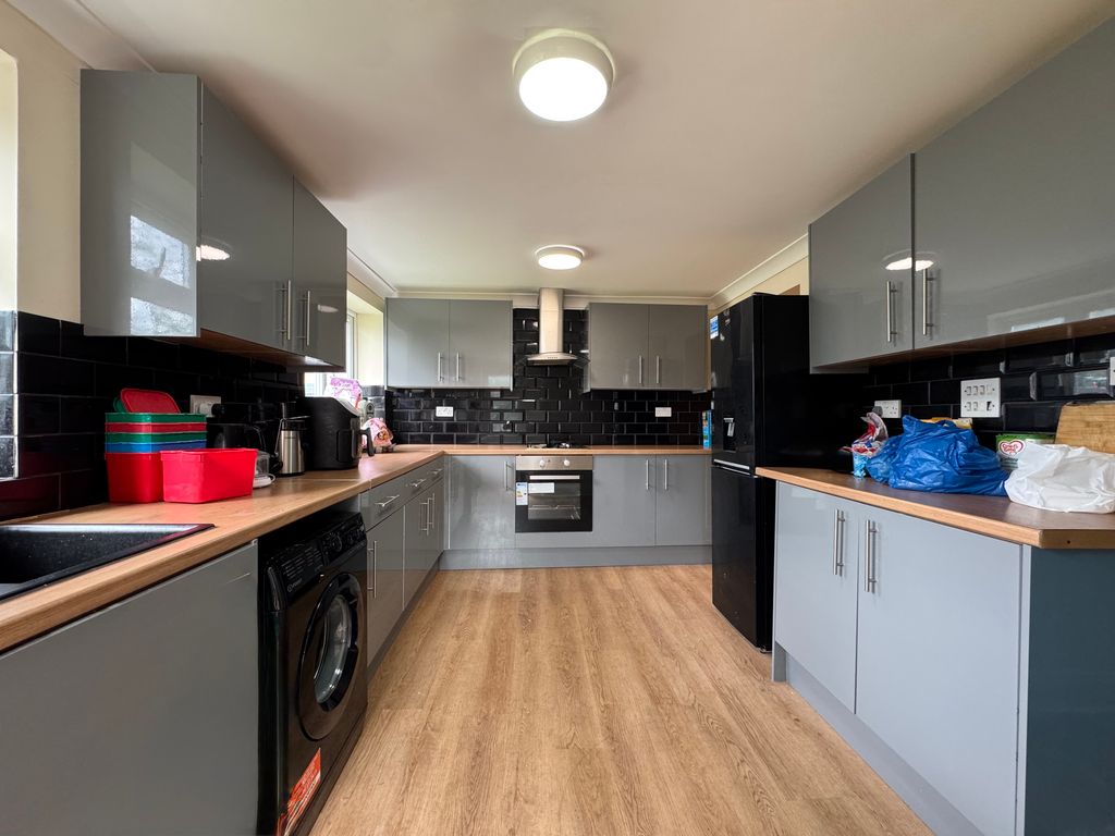 Property photo 2 of 7 Kitchen