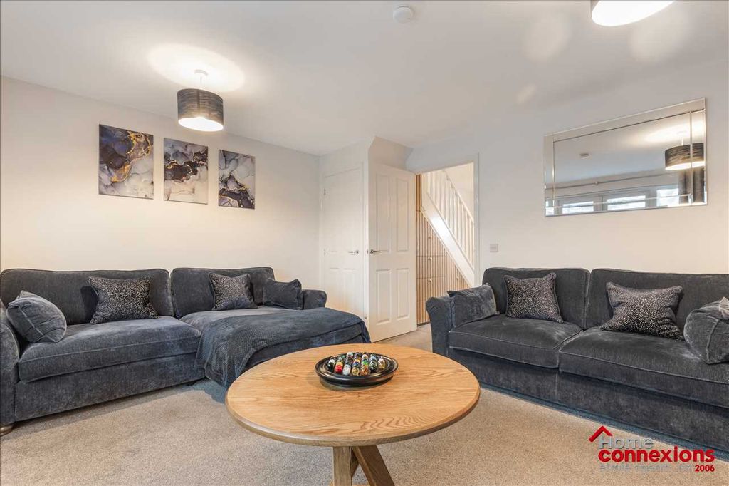 Property photo 2 of 18 Lounge