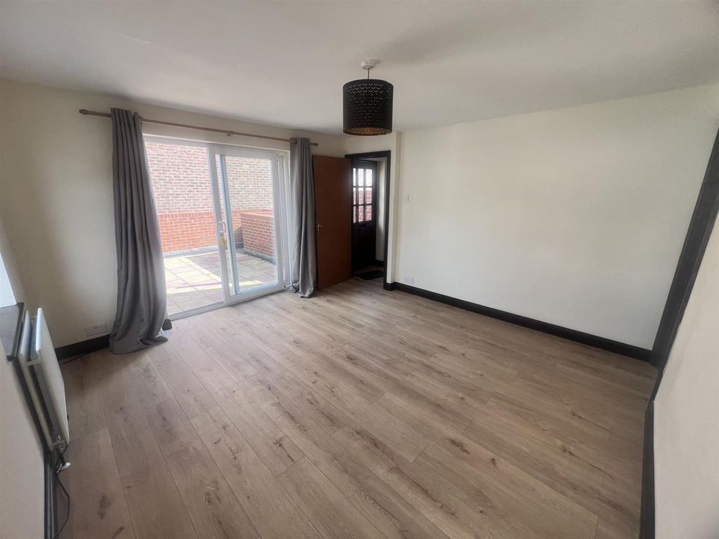 Property photo 3 of 12 Lounge.Jpg