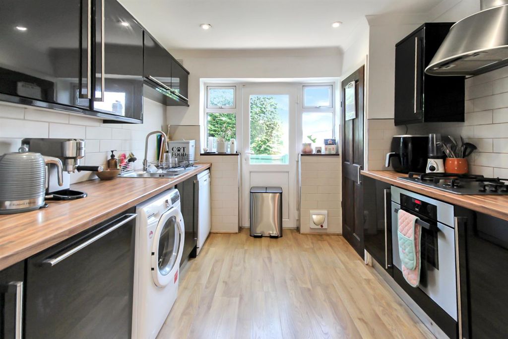 Property photo 3 of 11 Kitchen