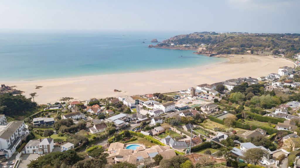 Property photo 2 of 20